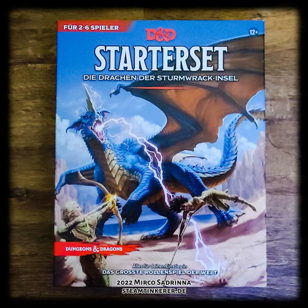 Das neue Starterset für D&D "Die Drachen der Sturmwrack-Insel". Das Cover zeigt einen riesigen blauen Drachen, der im Kampf gegen Held*innen verwickelt ist. Aus seinem Maul speit Blitze in Richtung der Held*innen.