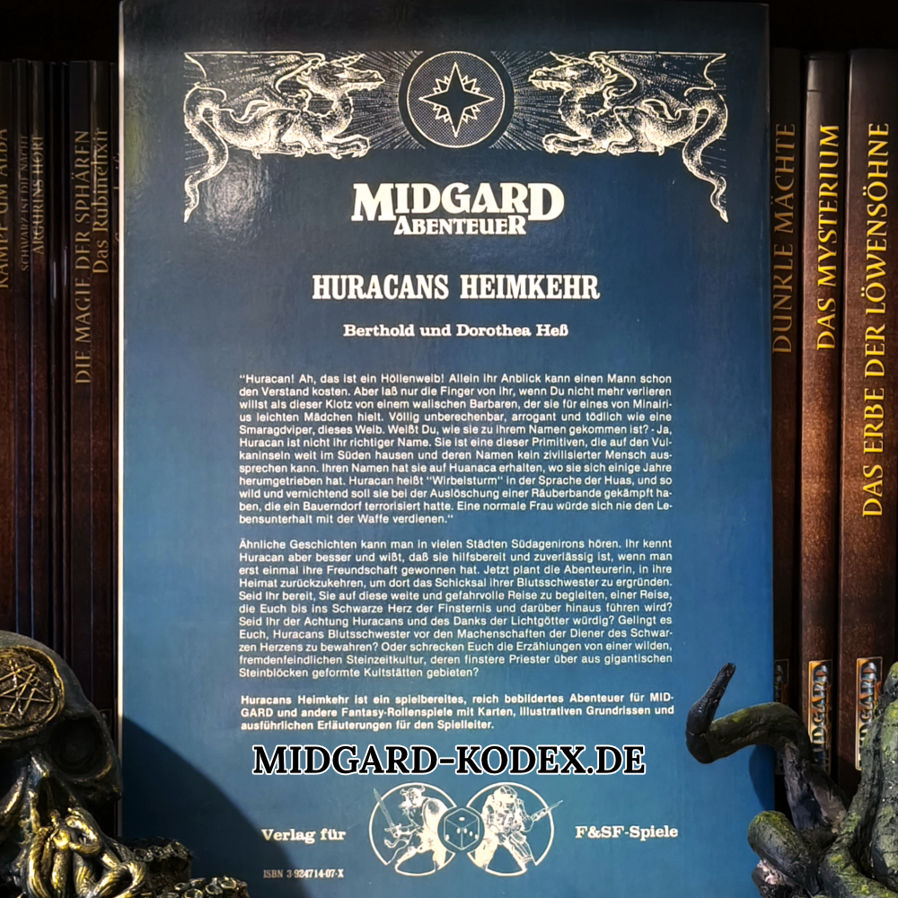 Das Abenteuer "Huracans Heimkehr" für die 2. Edition von MIDGARD steht mit der Rückseite in einem Regal vor anderen Büchern.