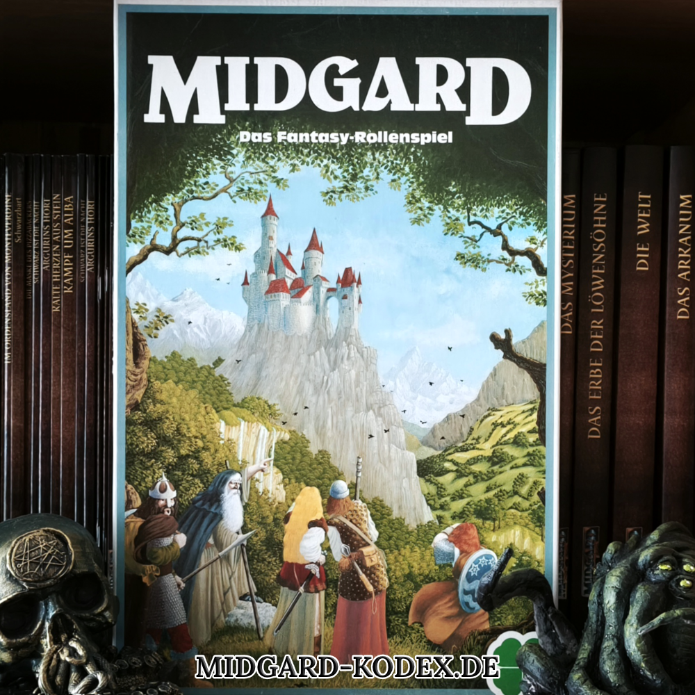 Die Box "MIDGARD - Das Fantasy-Rollenspiel" steht mit der Front nach vorn vor ein paar Büchern in einem Bücherregal. Das Cover zeigt eine Gruppe von Spielfiguren, die auf eine märchenhafte Burg schauen. Diese erhebt sich auf dem Gipfel eine Berges. Bäume sind überall zu sehen sowie ein Wasserfall. Vögel fliegen umher.
