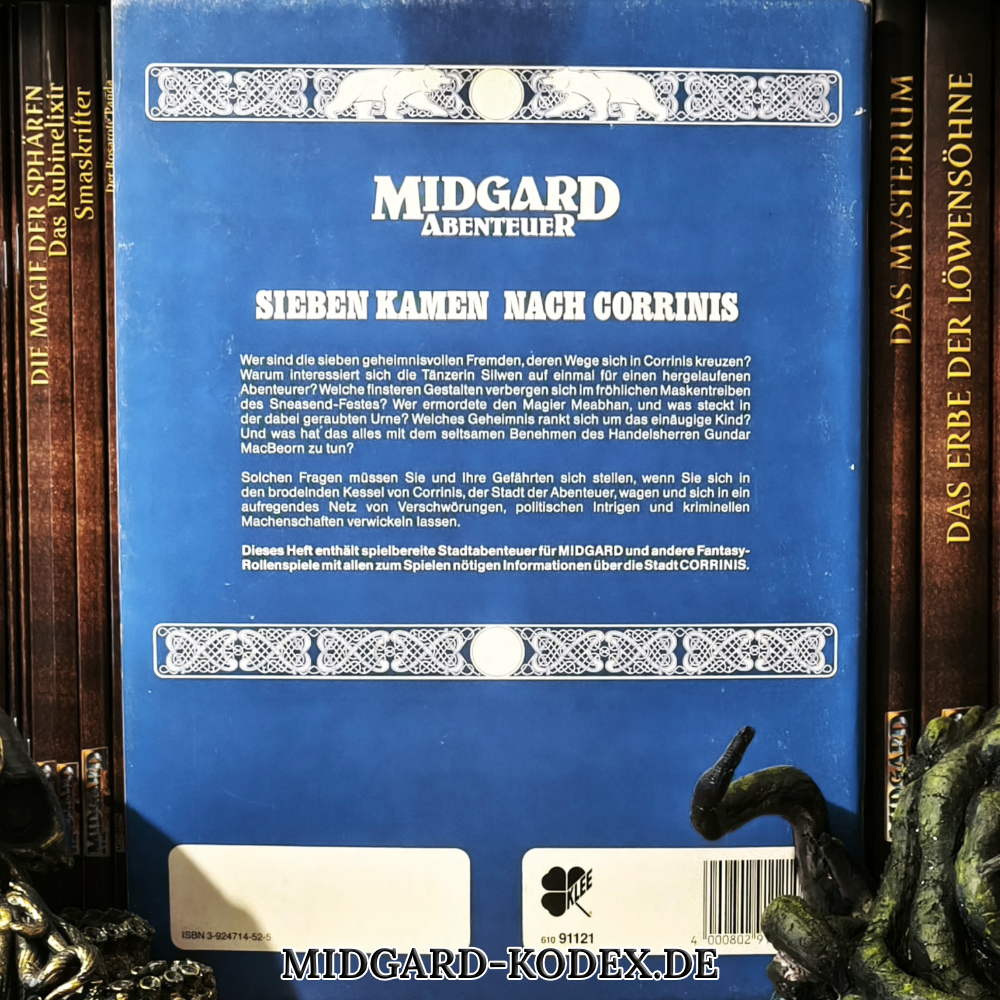 Das Abenteuer für die 3. Edition von MIDGARD "Sieben kamen nach Corrinis" steht mit dem Rückcover nach vorne vor mehreren Büchern in einem Bücherregal.
