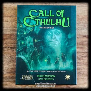 Es wird eine deutschsprachige Einstiegsbox für Cthulhu geben. Hier ist das Cover des englischsprachigen Starter Sets für Call of Cthulhu zu sehen. Eine robuste Box, auf der mitunter der "Call of Cthulhu" - Schriftzug sehen ist. Direkt darunter steht "Starter Set".