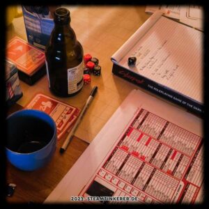 Ausschnitt eines Charakterbogens für Cyberpunk RED auf einem Tisch mit anderen Utensilien, die mitunter für Pen-&-Paper-Rollenspiele benötigt werden.